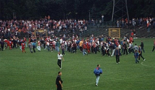 Kibice Polonii na murawie