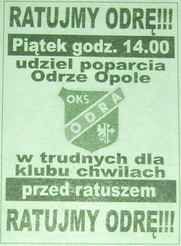 Ratujmy Odrę !!! - grudzień 2001 r. - demonstracja sympatyków Odry przed ratuszem miasta w celu uratowania istnienia klubu