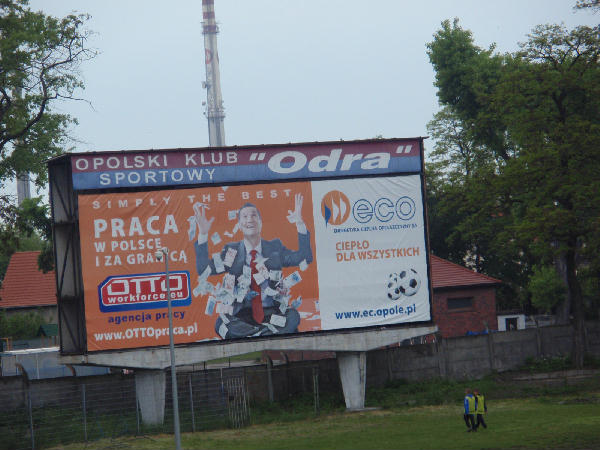 W jednym z betonowych słupów znajduje się historyczna butelka