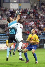 Hugo w walce o górną piłkę w meczu z Pelikanem Łowicz (sport.pl)